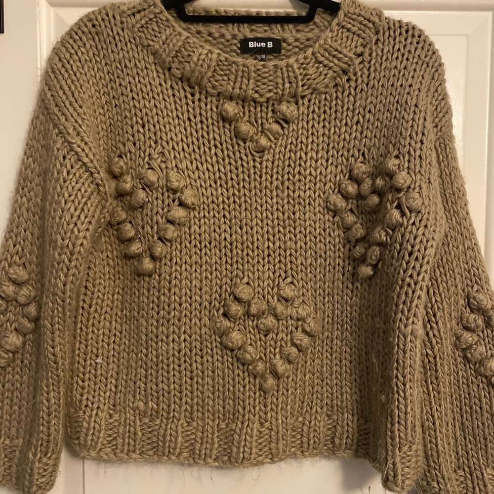 Cropped sweater looks great with high waisted jeans size small/medium